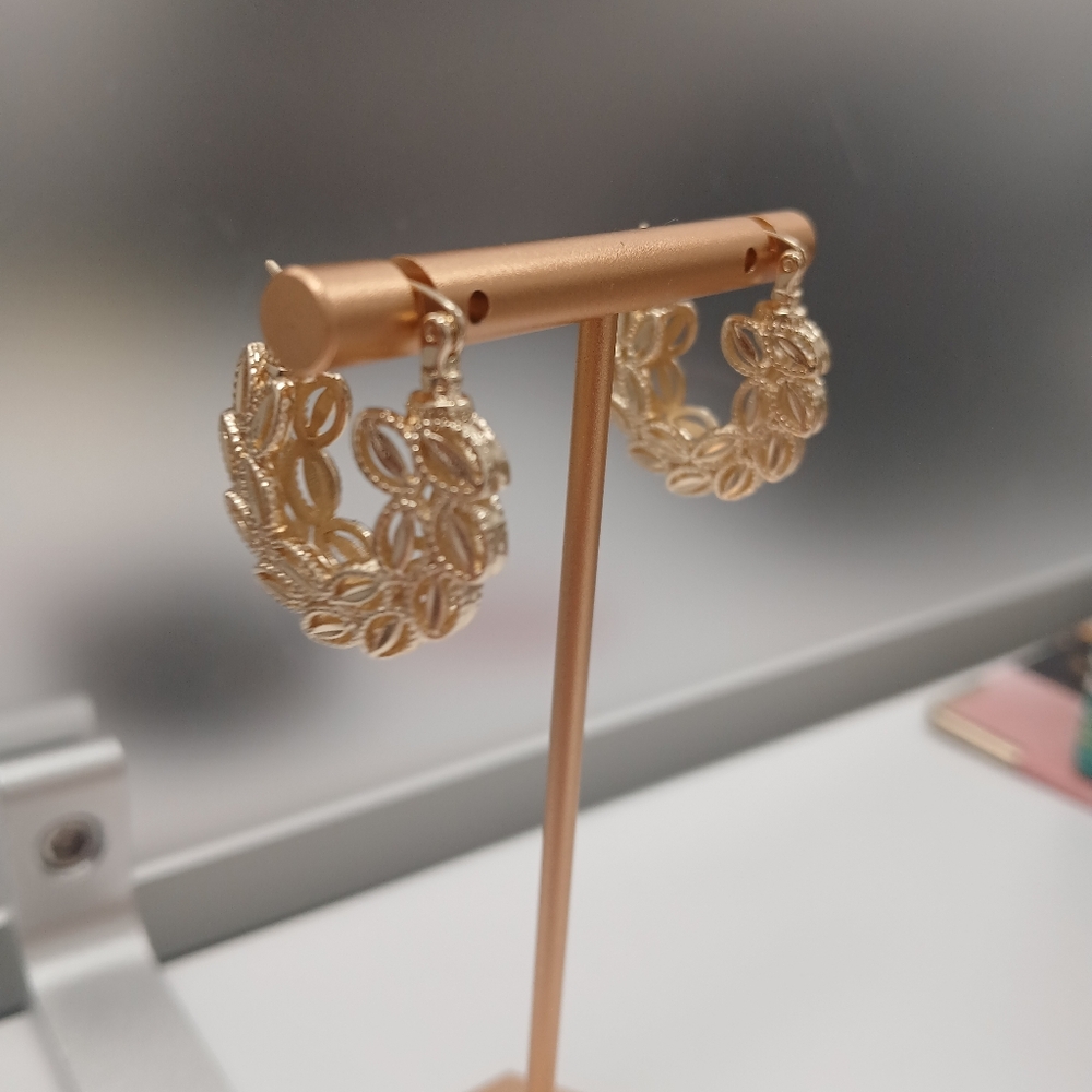 Nwot 18k Gold-plated Lace Style Filigree hoop earrings, By Pretty Bird - Picture 2 of 9